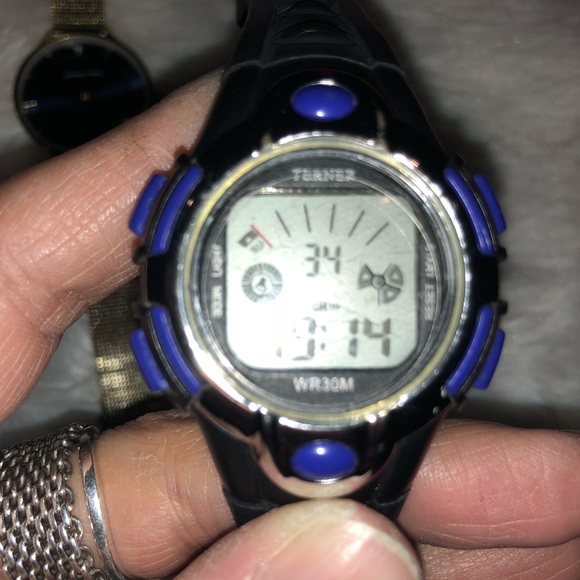 5 Watches-Hello Kitty, Timex, Adrienne Vittadini.. - Picture 6 of 8